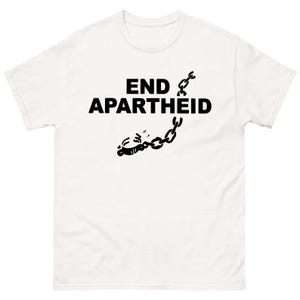 Puede incluir: Camiseta blanca con las palabras "END APARTHEID" en letras negras. Un gráfico de una cadena rota está debajo del texto. La camiseta es de cuello redondo.