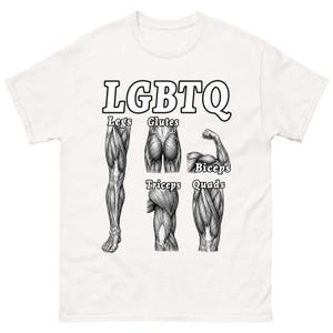 Puede incluir: Camiseta blanca con la palabra "LGBTQ" en letras negras. Debajo, ilustraciones anatómicas detalladas de piernas, glúteos, bíceps, tríceps y cuádriceps.