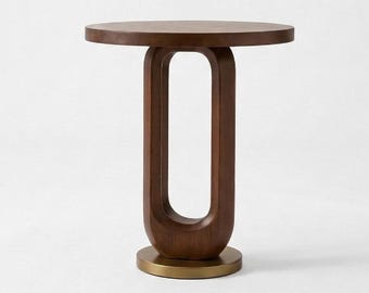 Moderne bijzettafel interieurstylist, notenhouten bijzettafeltje met messing
