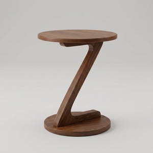 Puede incluir: Una mesa auxiliar moderna de madera oscura, con una tapa redonda y una pata única en forma de Z. La mesa tiene una base circular y mide aproximadamente 50 cm de altura. La veta de la madera es visible, lo que añade a su estética natural.