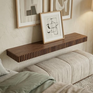 Dunkle Walnuss, geriffeltes Regal | Modulares Massivholz Wandsystem (Spezialanfertigung)