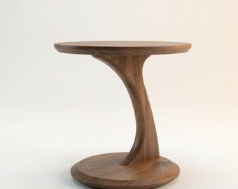 Sculpturale bijzettafel met massief walnootafwerking | Modern rond voetstuk accentmeubels uit het midden van de eeuw