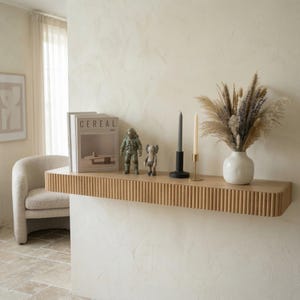 Estante flotante con acabado de madera de pino estriada – Decoración de pared minimalista escandinava moderna con bordes curvos