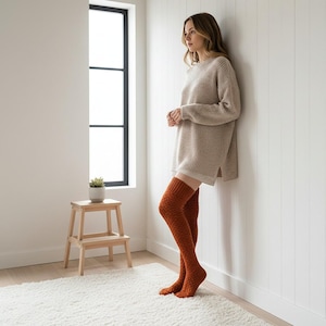 Op de afbeelding: Een set van drie keramische mokken met een gespikkelde, matte afwerking. De mokken zijn in crème, lichtgrijs en donkergrijs. Elke mok heeft een eenvoudig, minimalistisch ontwerp, perfect voor koffie of thee.