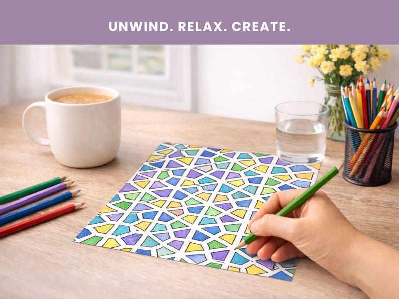 Puede incluir: Una naturaleza muerta con una taza blanca de caf&eacute;, l&aacute;pices de colores y un vaso de agua sobre una mesa de madera. Una mano dibuja sobre un dise&ntilde;o geom&eacute;trico colorido. El texto "UNWIND. RELAX. CREATE." est&aacute; en la parte superior.