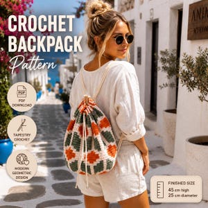 Peut inclure: Un sac à dos en crochet avec un motif géométrique orange, vert foncé et crème. Le sac dispose d'une fermeture à cordon avec des liens couleur crème. Une étiquette indique une taille finie de 45 cm de haut et 25 cm de diamètre.