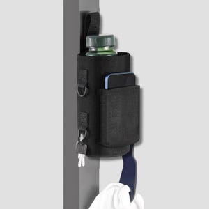 Puede incluir: Juego de tres tazas de cerámica con acabado mate moteado. Las tazas son de color crema, gris claro y gris oscuro. Cada taza tiene un diseño simple y minimalista, ideal para café o té.