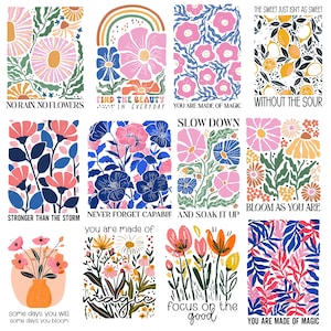 Op de afbeelding: Een verzameling van twaalf bloemenkunstprints met verschillende ontwerpen. Elke print toont kleurrijke bloemen en bladeren, met zinnen als "No Rain No Flowers" en "Find the Beauty in Everyday". De prints zijn rechthoekig.