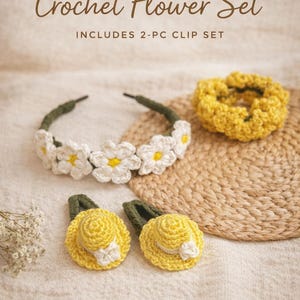 Puede incluir: Un conjunto de flores de ganchillo que incluye una diadema con flores de margarita blancas, una goma para el pelo amarilla de ganchillo y dos pinzas para el pelo con forma de sombrero amarillo. El texto "Crochet Flower Set" y "INCLUDES 2-PC CLIP SET" son visibles.