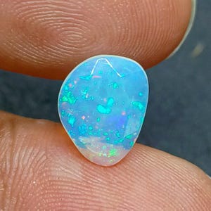 Kamień szlachetny opal etiopski Talpe, szlif wielowarstwowy Fire Rose, fantazyjny kształt (8,15 x 10,68 mm, 1,05 karata)