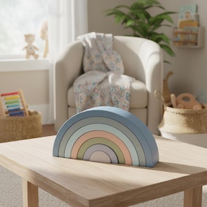 Könnte beinhalten: Eine weiße Keramik-Tasse mit schwarzem Henkel und dem Text "But First, Coffee" in handschriftlichem Stil. Die Tasse steht auf einer weißen Oberfläche. Die Tasse ist etwa 10 cm hoch.