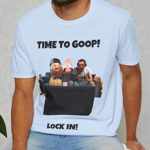 Camiseta "Time to Goop Lock In" de The Burnt Peanut. Camiseta "Gingy Officer Gaming Party" de The Burnt Peanut. Camiseta gráfica de Burnt Peanut.