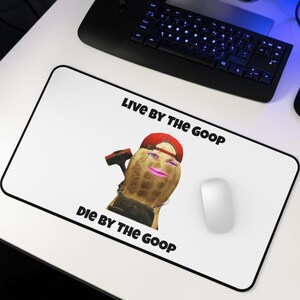 Puede incluir: Alfombrilla de ratón rectangular blanca con borde negro. La alfombrilla presenta un cacahuete de dibujos animados con gorra roja y martillo. El texto "LIVE BY THE GOOP" y "DIE BY THE GOOP" está impreso.