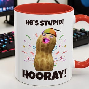TheBurntPeanut ¡Es estúpido! The Burnt Peanut ¡Hurra! Taza pegajosa BurntPeanut Gamer Divertido Arc Raiders Taza de juego ¡Hurra! / Taza de café Accent