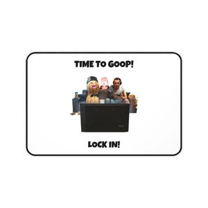 Puede incluir: Alfombrilla de ratón rectangular con borde negro. La imagen presenta a una persona y dos figuras con forma de cacahuete viendo la televisión. El texto "TIME TO GOOP!" está encima de la imagen y "LOCK IN!" debajo.
