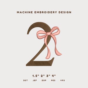 Könnte beinhalten: Ein Maschinenstickdesign, das die Zahl Zwei in braunem Garn mit einer hellrosa Schleife an der Seite zeigt. Der Text lautet MACHINE EMBROIDERY DESIGN und listet die Größen 1.5", 2", 3", 4" sowie die Dateiformate DST, JEF, EXP, PES und VP3 auf.
