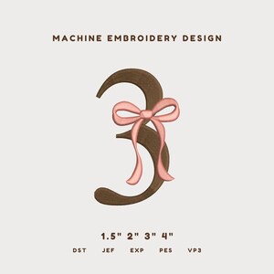Könnte beinhalten: Ein Maschinenstickmuster der Zahl 3 in braunem Garn, verziert mit einer hellrosa Schleife in der Mitte. Der Text lautet MACHINE EMBROIDERY DESIGN und listet die Größen 1.5", 2", 3", 4" sowie die Dateiformate DST, JEF, EXP, PES, VP3 auf.