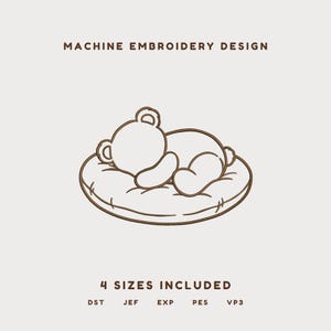 Może przedstawiać: Brązowy wzór do haftu maszynowego przedstawiający misia śpiącego na okrągłej poduszce. Tekst u góry brzmi MACHINE EMBROIDERY DESIGN, a u dołu 4 SIZES INCLUDED DST JEF EXP PES VP3. Wzór jest wyśrodkowany na jasnym tle.