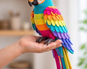 Loro de ganchillo arcoíris - Figura de pájaro colorida hecha a mano - Juguete amigurumi para decoración del hogar y regalos
