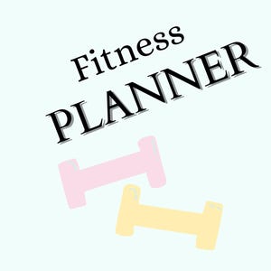 Può includere: Sfondo azzurro chiaro con le parole "Fitness PLANNER" in nero. Due illustrazioni di manubri in primo piano, una rosa e una gialla, suggeriscono un tema fitness o allenamento.