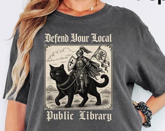 Camiseta "Defiende tu biblioteca pública local", camiseta de gato caballero, ropa estilo Dark Academia, regalo para amantes de los libros, estampado retro medieval de gato, camiseta de bibliotecario.