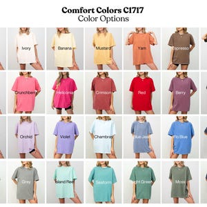 Op de afbeelding: Een raster van Comfort Colors C1717 t-shirts in diverse kleuren, waaronder wit, ivoor, banaan, mosterd, yam, espresso, peper, watermeloen, grunchberry, heliconia, karmozijn, rood, bes, zwart, bloesem, orchidee, violet, chambray, blue jean, flo blue, denim, bay, grijs, island reef, seaform, lichtgroen, mos en marine.