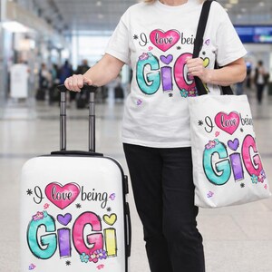 J'aime être Gigi Housse de protection | Accessoire de voyage coeurs floraux colorés