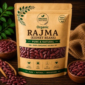 Puede incluir: Una bolsa de papel marrón de Rajma (frijoles rojos) orgánicos con el texto "Organic Spice World" y "100% Natural". La bolsa también tiene el texto "Pure & Natural" y "100% Organic Rajma". La bolsa está rodeada de cuencos de madera llenos de frijoles rojos.