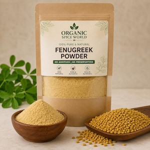 Könnte beinhalten: Ein Standbeutel mit Organic Spice World Bockshornkleepulver mit einem Etikett, das 100% Pure & Natural, No Additives, No Preservatives angibt. Eine Holzschale enthält das hellgelbe Pulver und ein Holzlöffel enthält ganze Bockshornkleesamen.