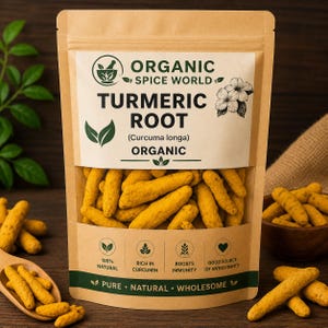 Puede incluir: Un paquete de papel marrón de raíz de cúrcuma orgánica, con el texto "Organic Spice World" y "Turmeric Root". El paquete tiene una ventana transparente que muestra la cúrcuma amarilla. El texto incluye "100% Natural", "Rico en curcumina" y "Aumenta la inmunidad".
