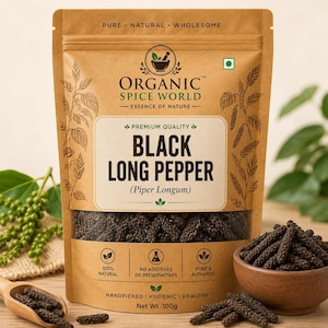 Könnte beinhalten: Ein brauner Kraftpapierbeutel mit schwarzem Langpfeffer (Piper Longum) von Organic Spice World mit einem Nettogewicht von 100g. Die Verpackung zeigt ein Logo mit Mörser und Stößel, Qualitätsangaben und ein Sichtfenster mit den getrockneten schwarzen Pfefferfrüchten.