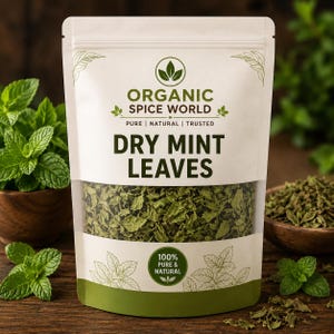 以下が含まれることがあります： Organic Spice Worldの乾燥ミントの葉が入った白いスタンドパウチ。透明な窓から中の緑色のハーブが見えます。ラベルにはOrganic Spice World、Pure Natural Trusted、Dry Mint Leaves、100% Pure & Naturalという文字が記載されています。