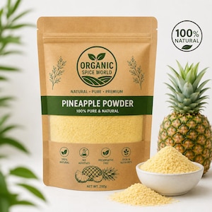 Może przedstawiać: Brązowa torebka z papieru kraft z proszkiem ananasowym Organic Spice World z zieloną etykietą zawierającą napis "PINEAPPLE POWDER" oraz "NET WT. 200g". Obok znajduje się biała miseczka wypełniona żółtym proszkiem oraz cały ananas.