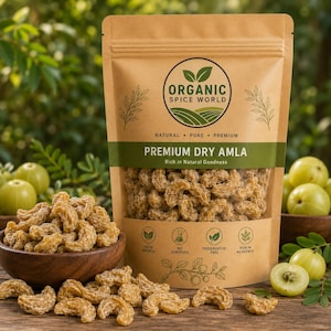 Może przedstawiać: Brązowa torebka stojąca z etykietą Organic Spice World Premium Dry Amla, zawierająca suszone kawałki owoców. Opakowanie zawiera napisy takie jak Natural, Pure, Premium, Rich in Natural Goodness oraz ikony oznaczające naturalność, brak dodatków i konserwantów.