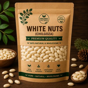 Puede incluir: Una bolsa de papel marrón con nueces blancas, etiquetada como "WHITE NUTS (CHILGOZA)" con el texto "PREMIUM QUALITY" y "100% NATURAL & WHOLESOME". La bolsa tiene una ventana transparente que muestra las nueces. Un cuenco y una cuchara de madera también contienen las nueces.