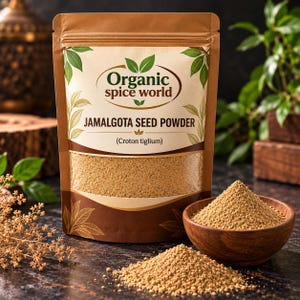 Könnte beinhalten: Ein beigefarbener Standbeutel mit der Aufschrift Organic Spice World Jamalgota Seed Powder (Croton tiglium), der hellbraunes Pulver enthält, begleitet von einer kleinen Holzschale mit demselben Pulver und einem Haufen Pulver.