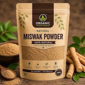 Peut inclure: Un sachet refermable beige de poudre de Miswak Organic Spice World. L'étiquette présente un en-tête marron foncé avec un logo en forme de feuille, le texte "Natural Miswak Powder", "100% Natural", "Pure & Premium Quality" et "Eat Natural - Live Healthy".