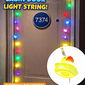 Puede incluir: Un juego de tres cuencos apilables de cerámica en tonos azules, verdes y blancos. Los cuencos presentan un esmalte moteado y un diseño sencillo y moderno. El cuenco más grande mide unos 15 cm de diámetro.