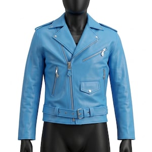 Könnte beinhalten: Hellblaue Lederjacke im Biker-Stil. Sie hat einen Reverskragen, einen asymmetrischen Reißverschluss, mehrere Reißverschlusstaschen und einen Taillengürtel. Die Jacke hat silberfarbene Details und eine taillierte Passform. Die Jackenlänge beträgt ca. 60 cm.