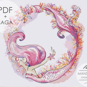 Könnte beinhalten: Kreuzstichmuster mit einer Meerjungfrau mit rosa Haaren und Schwanz, umgeben von Korallen und Meeresbewohnern. Das Design beinhaltet eine Schildkröte, ein Seepferdchen und einen Seestern, mit dem Text "PDF + SAGA" und "MANSARDA cross stitch".