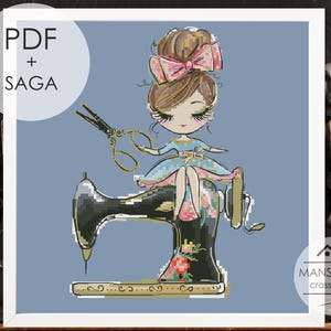 Puede incluir: Un patrón de punto de cruz con un personaje de dibujos animados de cabello castaño y un lazo rosa sentado sobre una máquina de coser negra. El personaje sostiene unas tijeras doradas. El diseño incluye el texto PDF + SAGA y MANSARDA cross stitch sobre un fondo azul.