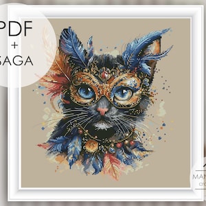 Peut inclure: Un modèle de point de croix représentant un chat noir portant un masque doré orné de plumes bleues et un collier de perles. Le motif inclut le texte PDF + SAGA en haut à gauche et MANSARDA cross stitch dans le coin inférieur droit.
