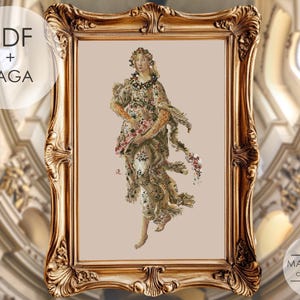 Op de afbeelding: Een kruissteekpatroon met een figuur in een vloeiend gewaad met bloemenpatroon, ingelijst in een sierlijke gouden lijst. De afbeelding bevat de tekst PDF + SAGA linksboven en MANSARDA cross stitch in de rechterbenedenhoek.