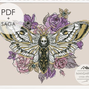 Könnte beinhalten: Ein Kreuzstichmuster mit einer Motte mit Totenkopf, umgeben von lila und rosa Rosen. Die Motte hat detaillierte Flügel mit goldenen und schwarzen Akzenten. Der Text "PDF + SAGA" und das Mansarda-Kreuzstich-Logo sind enthalten.