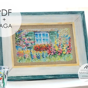 Könnte beinhalten: Gerahmtes Kreuzstich-Kunstwerk mit einem Fensterkasten voller bunter Blumen. Das Fenster hat grüne Fensterläden und eine blaue Scheibe. Der Rahmen ist in verwittertem Türkis und Weiß gehalten. Text: "PDF + SAGA" und "MANSARDA cross stitch".