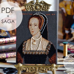 Könnte beinhalten: Ein Kreuzstich-Porträt einer Frau in einem schwarzen Kleid und einer Perlenkette, ausgestellt auf einem dekorativen Ständer. Das Bild enthält den Text "PDF + SAGA" und das Logo "MANSARDA cross stitch". Das Porträt ist mit goldfarbenem Metall gerahmt.