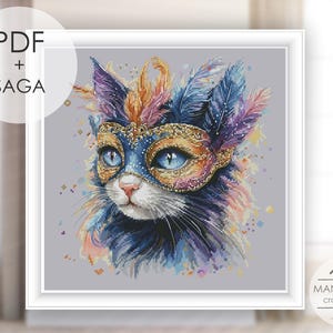 Puede incluir: Un patrón de punto de cruz con un gato con una máscara de carnaval. El gato tiene ojos azules y pelaje multicolor en tonos azules, morados y naranjas. La máscara es dorada y azul con detalles de plumas. El texto "PDF + SAGA" está en la esquina superior izquierda.