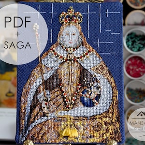 Puede incluir: Un retrato detallado en punto de cruz de una figura coronada, sosteniendo un cetro y un orbe, sobre un fondo azul. La imagen incluye el texto "PDF + SAGA" y "MANSARDA cross stitch". La obra utiliza hilos dorados, blancos y rojos.