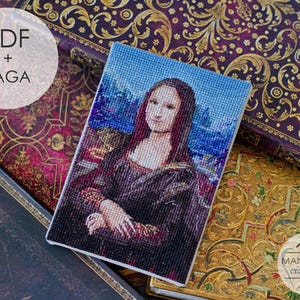 Pode incluir: Um padrão de ponto cruz retangular apresentando um retrato da Mona Lisa com um fundo de paisagem azul. O texto PDF + SAGA é visível no canto superior esquerdo, e o texto MANSARDA cross stitch está no canto inferior direito.