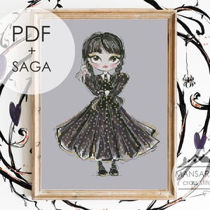 Peut inclure: Illustration encadrée d'une jeune fille en robe noire à pois blancs, sur fond gris. L'œuvre est dans un cadre doré et comprend le texte "PDF + SAGA" et "MANSARDA cross stitch".